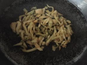 锅中沸水入榨菜丝焯水，再次沸腾捞出