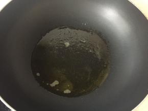 锅中少许油加热