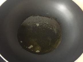 锅中少许油加热
