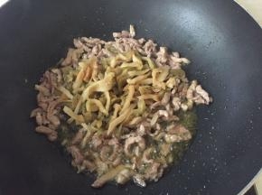 加入榨菜丝