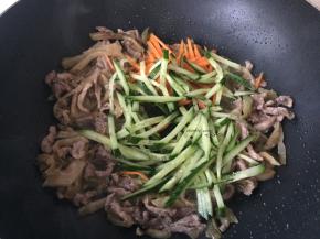 入黄瓜丝、胡萝卜丝翻炒