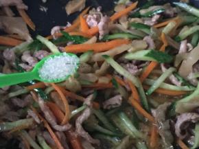 加入1/4勺生抽、少许糖、盐调味翻炒片刻即可