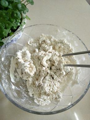 面粉，盐混合，加入清水用筷子挑成絮状。