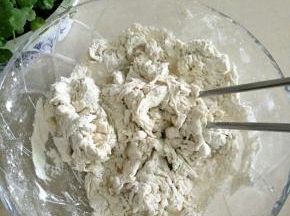 面粉，盐混合，加入清水用筷子挑成絮状。