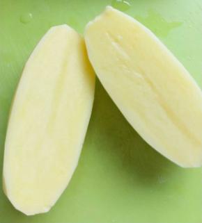 土豆洗干净，对半切