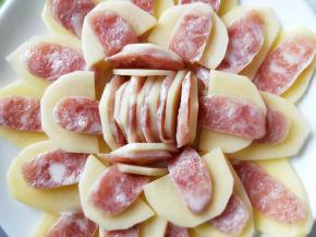 碗里抹一点点油 ，然后最下面铺一层土豆，铺一层香肠，这样依次叠加