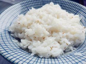 在米饭中加少许寿司醋、芝麻油和熟芝麻拌匀。加寿司醋是为了解腻，芝麻油是增香和防止粘手，熟芝麻就是增加口感和营养了