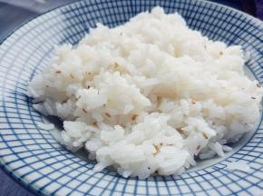 在米饭中加少许寿司醋、芝麻油和熟芝麻拌匀。加寿司醋是为了解腻，芝麻油是增香和防止粘手，熟芝麻就是增加口感和营养了
