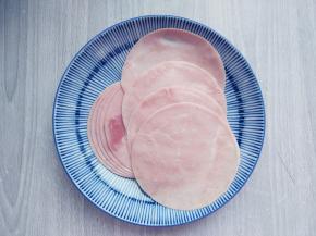 准备片状早餐火腿。或者买一块火腿自己切，但是没有这种机器切的厚薄均匀