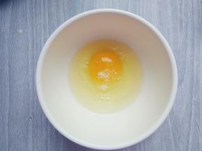 一个鸡蛋打散，加盐搅匀