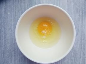 一个鸡蛋打散，加盐搅匀