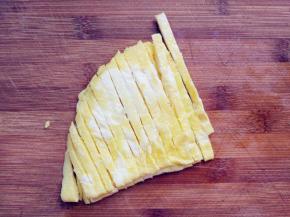 盛出稍晾凉后，切条备用