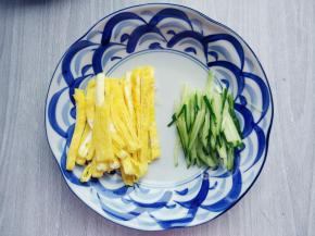 将黄瓜洗净，切片后切成细条