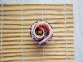 从中间切开，就是两朵玫瑰形的紫菜包饭