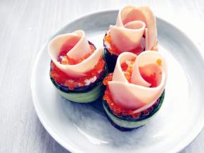 用小勺浇少许鱼子酱在米饭上