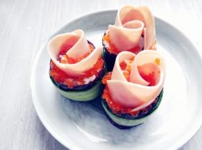 用小勺浇少许鱼子酱在米饭上