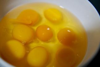 蛋皮的材料：鸡蛋磕入碗内