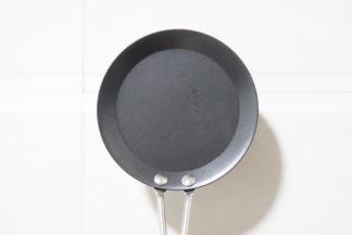 准备好一个小的不粘锅，涂一层油，用厨房纸巾擦一下