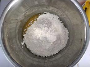 是首先制作派皮，将黄油软化，倒入低筋面粉和细砂糖，用手不断揉搓黄油和面粉，