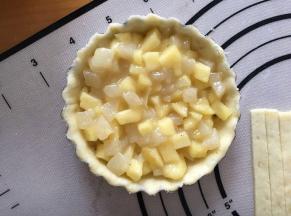 将派馅放入派盘