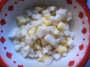 现在来制作派馅，苹果和梨去皮去核，我都是用的半个，切成小丁