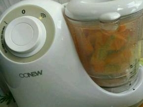 然后放入辅食机中蒸熟