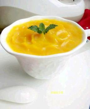 打好的南瓜泥倒入碗中，即可直接给宝宝吃了，也可以加入些许米粉