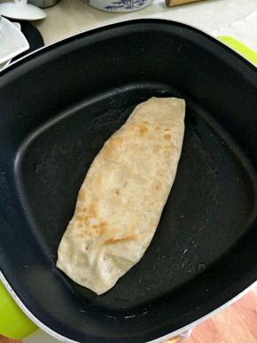 放入倒油的锅中，煎至两面金黄。