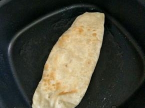 放入倒油的锅中，煎至两面金黄。