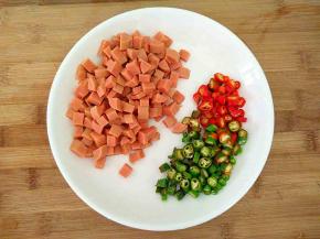 火腿肠青红椒切小丁