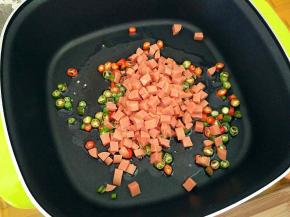 下火腿肠炒匀