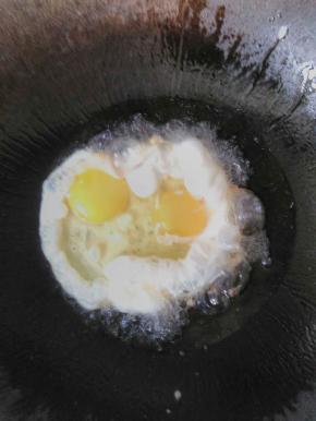 打入两个鸡蛋