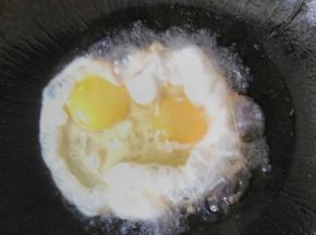 打入两个鸡蛋