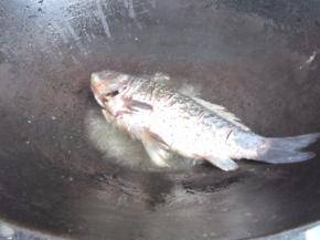 放入腌好的鱼。