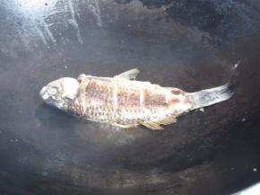 中火煎至两面金黄。