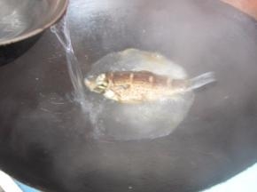 倒入适量开水，一次性加入。