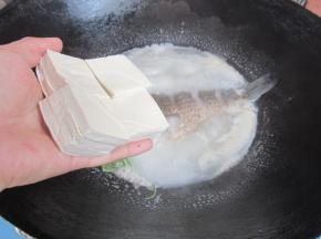 下入豆腐块继续煮10分钟。