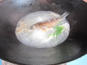 放上葱节。小火煮20分钟。