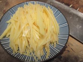 土豆去皮切丝。