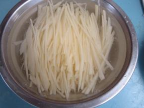 放入清水中泡去淀粉。