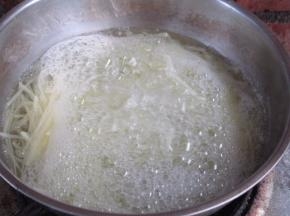煮锅沸水，下入土豆丝焯2分钟。