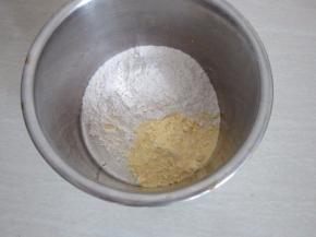 取面粉放入盆中。