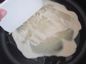 用刮板摊开。