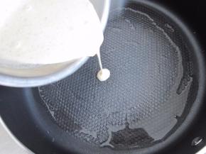 待油稍热，倒入面糊。保持中小火。