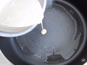 待油稍热，倒入面糊。保持中小火。