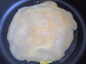 面饼定型后翻面。