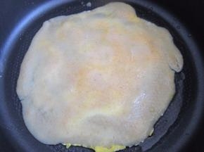 面饼定型后翻面。