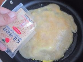 淋入丘比沙拉汁，焙煎芝麻口味的。