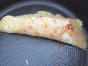 将面饼卷起了，出锅。