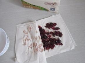 将蔓越莓取出用纸巾吸干水份。